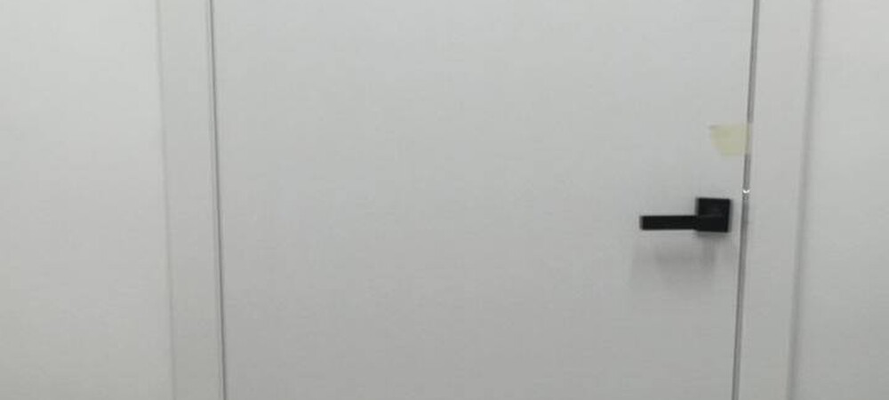 Установили двери в офисе